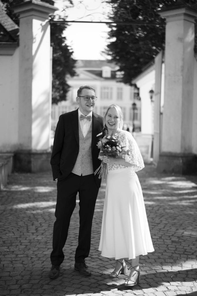 Fröhliches Brautpaar bei Hochzeitsshooting, professionell fotografiert von Alisas Fotografie.